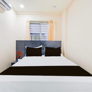 Deluxe Double Room with Side Sea View