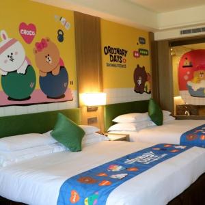 LINE FRIENDS Deluxe Family Room (Random)