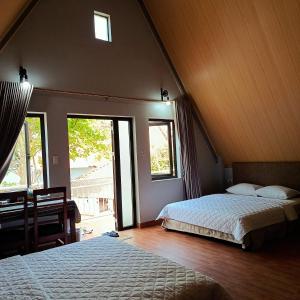Private Deluxe Bungalow with Balcony and Mountain View