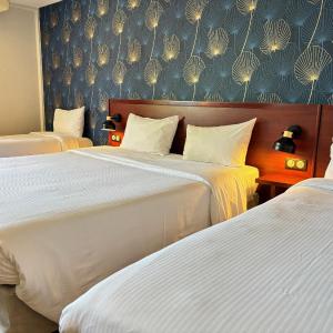 Quadruple Room with 1 Double Bed and 2 Single Beds