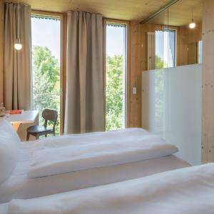Business Queen Room