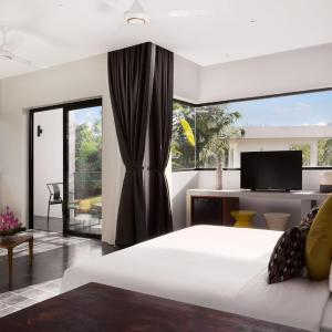 Jacuzzi King Suite with Balcony with 35% Off Spa