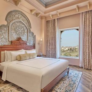 One-Bedroom Executive Heritage King Suite with Sofa Bed and Garden View