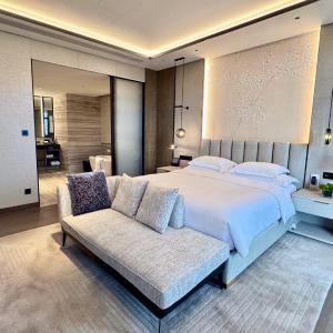 One-Bedroom Suite with Dining Area