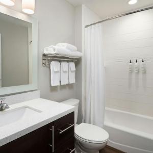 King Studio with Sofa Bed and Adapted Tub - Mobility and Hearing Accessible