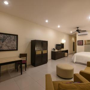 Royal Retreat Swim Up Suite