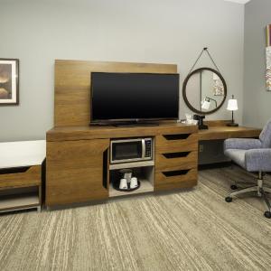 King Room with Roll-In Shower - Mobility and Hearing Access/Non-Smoking
