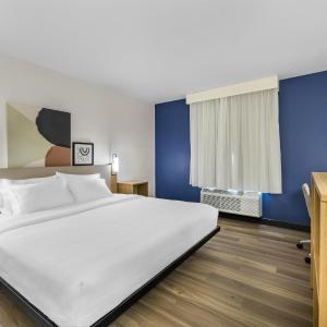 King Room with Roll-In Shower - Mobility and Hearing Access