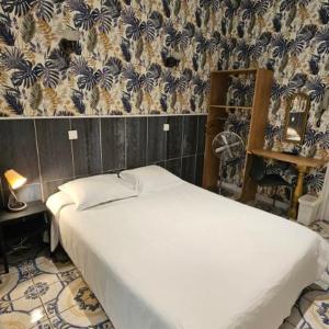 Standard Single Room with toilets outside the bedroom