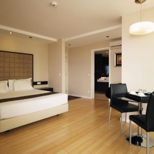 Suite with Balcony with Sea and River View