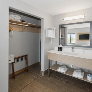 Double Room with Two Queen Beds and Bath Tub - Mobility Access