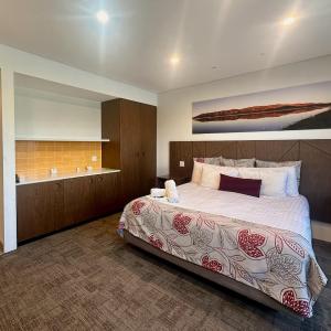 King Room with Roll-In Shower - Disability Access