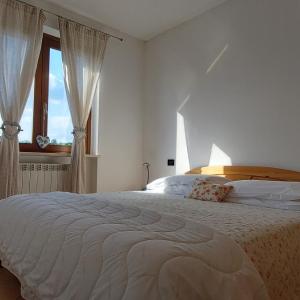 One-Bedroom Apartment with Lake View