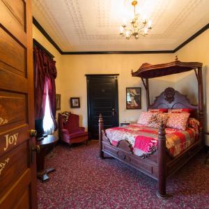 Deluxe Queen Suite