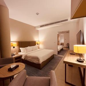 Family Suite - 1 King Bed 2 Single Beds