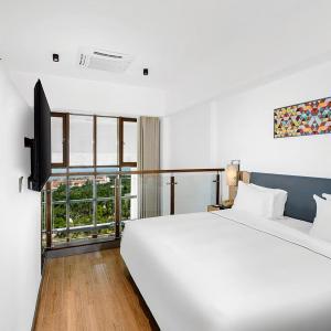 One-Bedroom Penthouse Suite with Sea View and Balcony