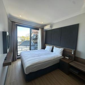 Deluxe Double Room with Side Sea View