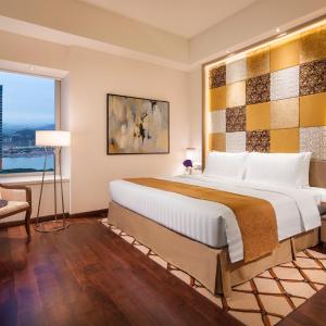 Birthday Bash Package - Noble Suite with 1st round Free Mini Bar & Red Wine & Birthday Cake with Birthday theme set up