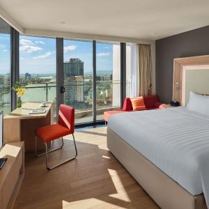Corner King Room with Balcony and Panoramic River View - Executive Lounge Access
