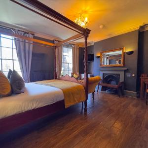 Four Poster Double Room