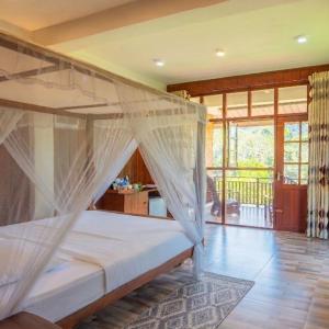 Deluxe Double Room with Balcony and Mountain View