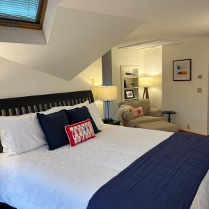 Deluxe King Room with Balcony and Sea View
