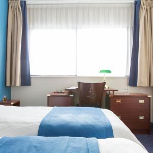 Twin Room with Port View