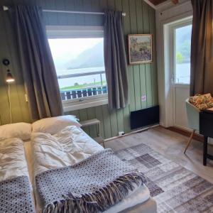 Cottage 2 with Shared Bathroom and Shower