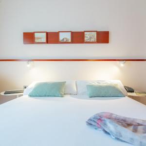 Double or Twin Room with Partial Sea View