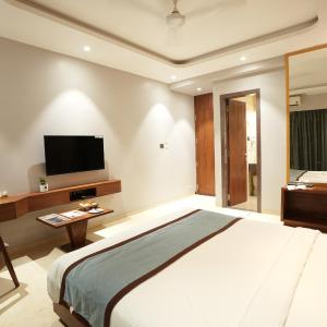 Deluxe Double Room - 2 to 5 mins walk to Sai Baba Temple