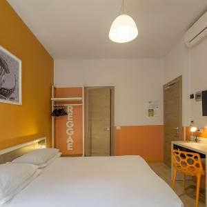 Large Comfort Room with One Queen Bed and One Bunk Bed - Non-Smoking