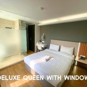 Deluxe Queen Room with Window
