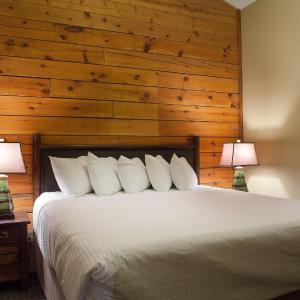One-Bedroom Timber Room with One King Bed