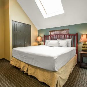 Two-Bedroom Villa with One King Bed and One Queen Bed