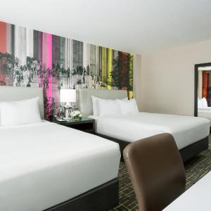 Queen Room with Two Queen Beds and Accessible Shower - Disability Access