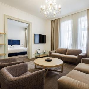 Deluxe One-Bedroom Apartment