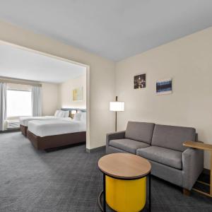 Queen Suite with Two Queen Beds and Accessible Tub - Accessible/Non-Smoking