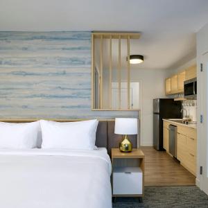 Studio with Two Queen Beds and Roll-In Shower - Mobility Accessible