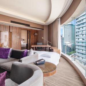 One-Bedroom King Suite with One Single Bed and Minifridge - Lounge Access