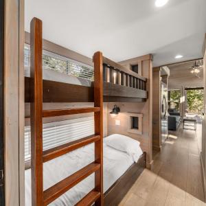 River View Bunk Cabin with Hot Tub