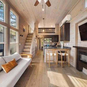 River View Cabin with Hot Tub