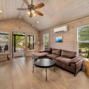 Garden View Modern Cabin with Hot Tub