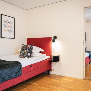 Standard Single Room with Roll-In Shower - Mobility Accessible/Non-Smoking