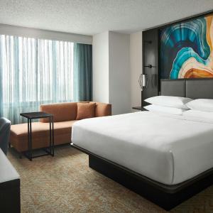 King Room with Concierge Lounge Access - High Floor/Mobility Accessible with Roll-In Shower