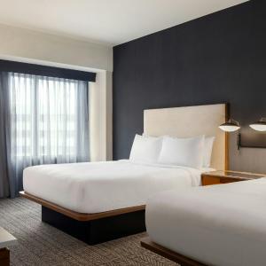 Queen Room with Two Queen Beds and Roll-In Shower - Mobility Access/Hearing Accessible