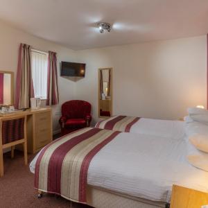Standard Twin Room with Walk-In Shower - Disability Access/Non-Smoking
