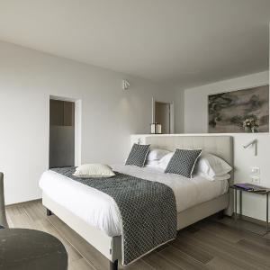 Junior Queen Suite with Terrace and Sea View - Non-Smoking