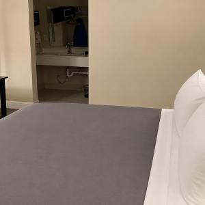 King Room with Roll-in Shower - Disability Access/Non-Smoking