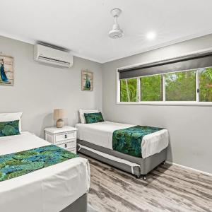 Queen Room with Two Single Beds - Non-Smoking