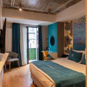 Deluxe Double Room with Side Sea View
